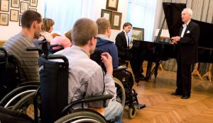 Grzegorz Niemczuk, Juliusz Adamowski and the students of the Center for Education and Rehabilitation of the Disabled CeKiRON in Wroclaw. Photo by Andrzej Solnica